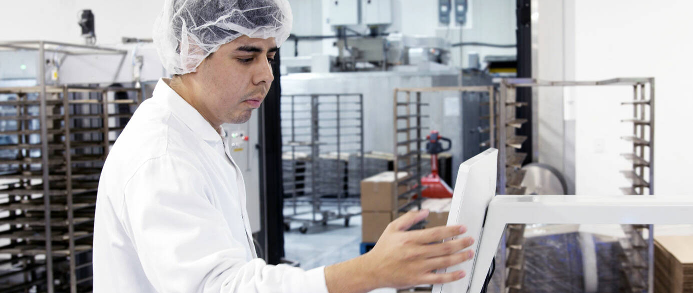 case-study-boulangerie-dumas-video-splash-image Boulangerie Dumas employee operating the TOMA palletizer