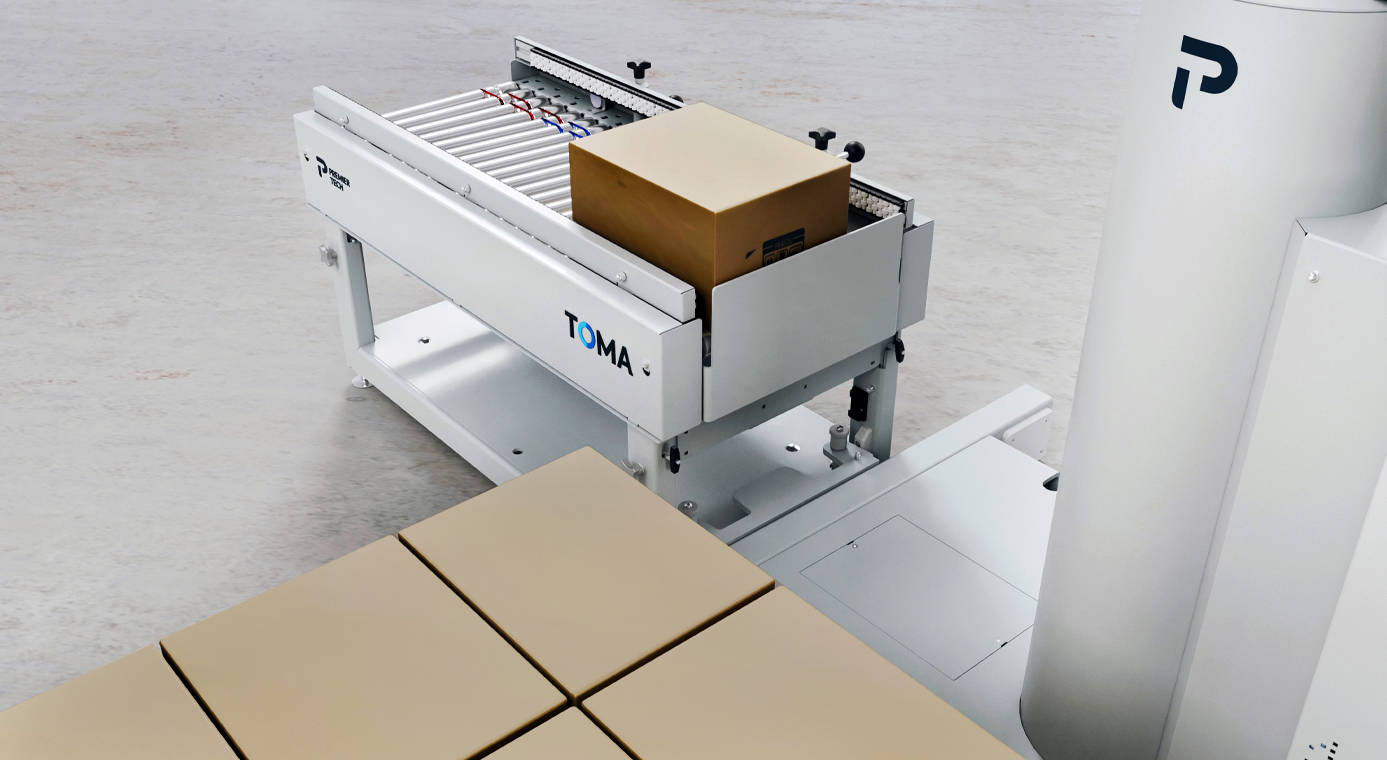 TOMA conveyor having boxes picked with a palletizing cobot